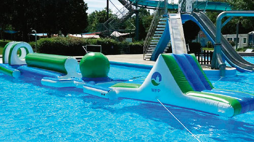 Aufblasbarer Wasserpark im Wartbergbad