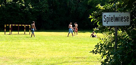 Bolzplatz mit Fußballtoren