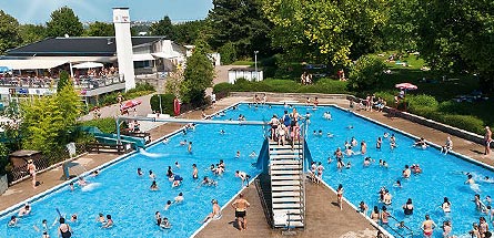 Mehrzweckbecken mit Wasserrutschbahn